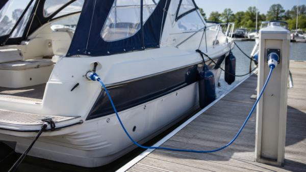 Wil je je boot aansluiten op walstroom, maar weet je niet welke kabel, stekker of beveiliging je nodig hebt? In deze blog lees je precies welke onderdelen je nodig hebt, hoe je walstroom in zeven stappen veilig aansluit, en hoe je galvanische corrosie en kortsluiting voorkomt.